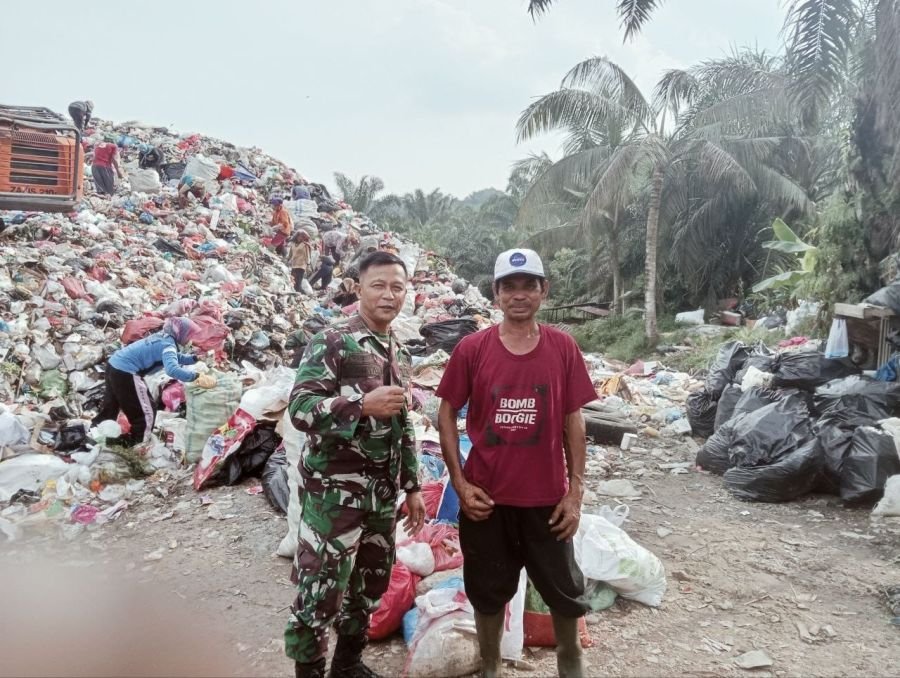 Babinsa Koramil 07 Tenayan Raya Monitor Pengamanan Aktivitas Transdepo DLHK Pekanbaru