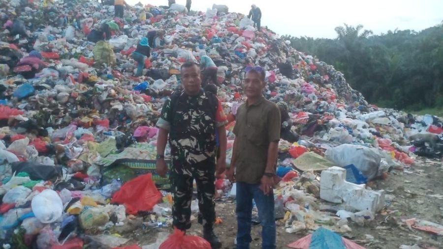 Babinsa Koramil 07/ TR Amankan Aktivitas Transdepo DLHK, Wujud Kepedulian Terhadap Kebersihan Kota