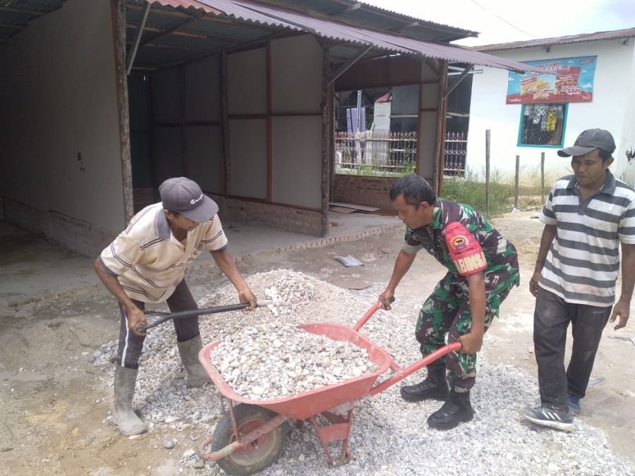 Babinsa Koramil 07/Kampar Bersama Masyarakat Gelar Gotong Royong Rehab Masjid Al Ikhlas