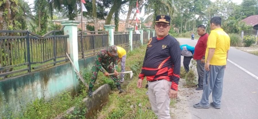 Babinsa Koramil 07/Kampar Bersama Warga Desa Teratak Bersihkan Parit Cegah Banjir dan DBD