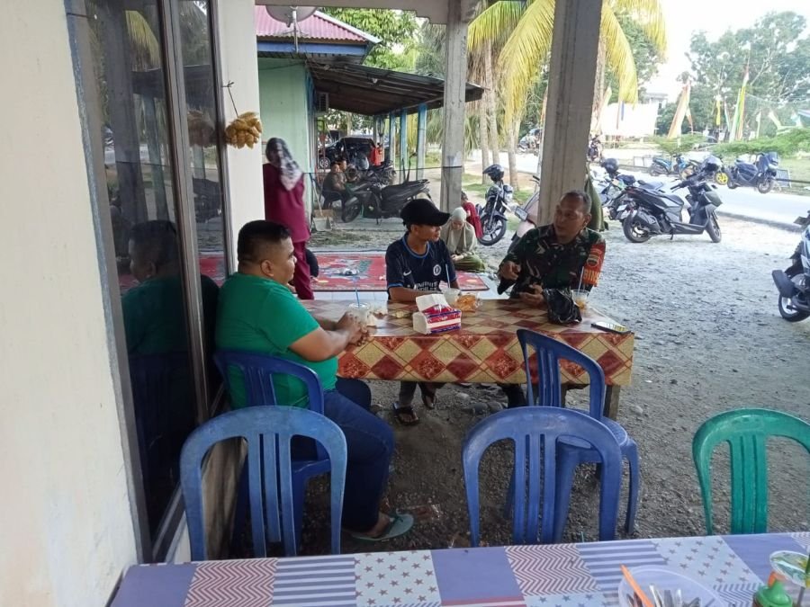Babinsa Koramil 07/Kampar Jaga Silaturahmi Dengan Masyarakat Dalam Rangka Komsos