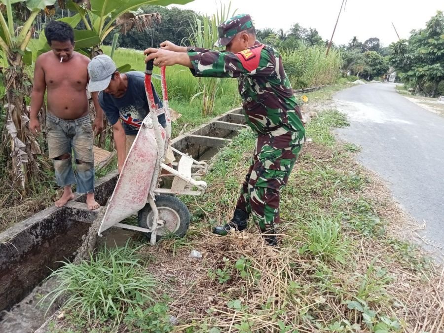 Babinsa Koramil 07/Kampar Kodim 0313/KPR Bersama Warga Gotong Royong Bangun Irigasi Untuk Sawah