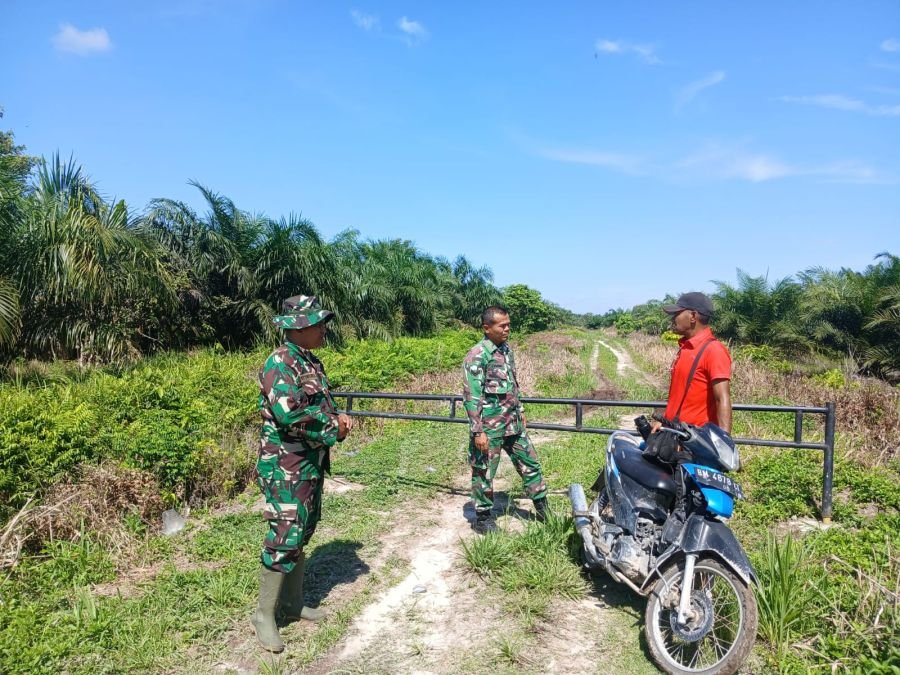 Babinsa Koramil 07/Kampar Kodim 0313/KPR Gencarkan Patroli Karhutla di Desa Rimbo Panjang