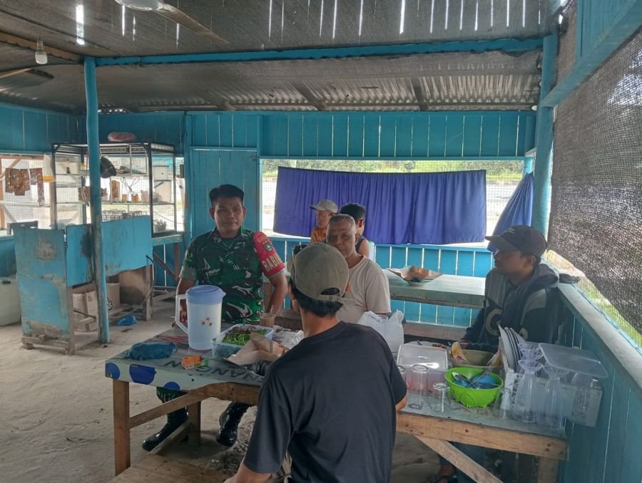 Babinsa Koramil 07/Kampar Kodim 0313/KPR Komsos dengan Perangkat Desa Sungai Pinang