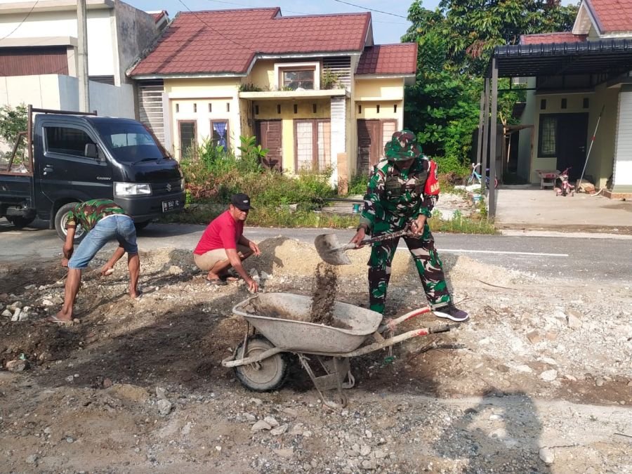Babinsa Koramil 07/Kampar Kodim 0313/KPR Serda Karnovan Dianto Gotong-Royong Bantu Warga Cor Jalan