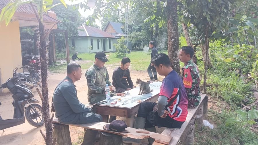 Babinsa Koramil 07/Kampar Kopda Sutikno Manfaatkan Warung  Kopi Sebagai Sarana Komsos