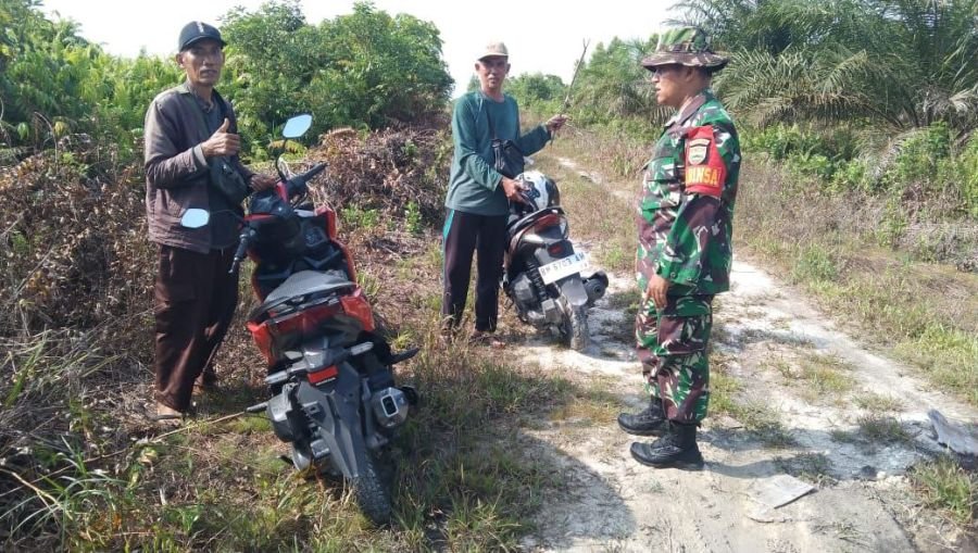 Babinsa Koramil 07/Kampar Laksanakan Patroli Cegah Karhutla Di Desa Rimbo Panjang