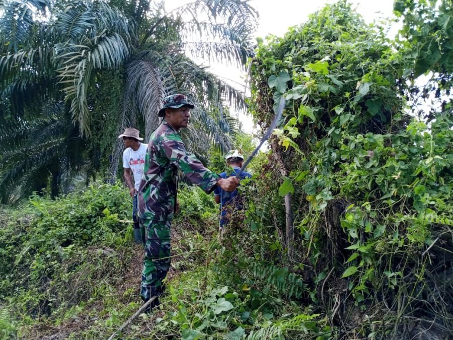 Babinsa Koramil 07/Kampar melaksanakan kegiatan gotong-royong Guna menumbuhkan semangat gotong-royon