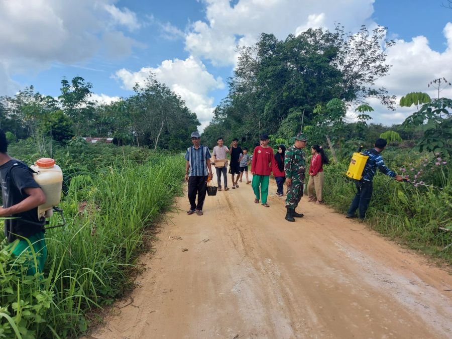 Babinsa Koramil 07/Kampar Serda Mardani Bersama Warga Goro Bersihkan rumput liar dan sampah di jalan