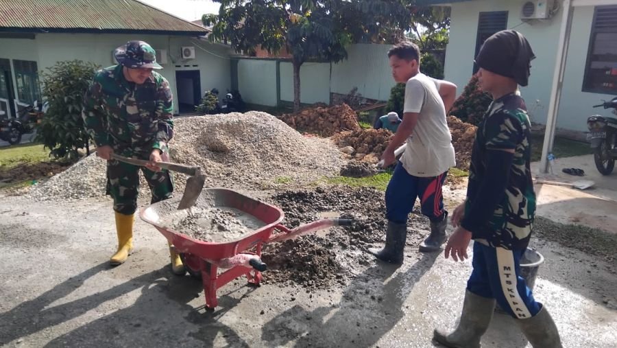 Babinsa Koramil 07/Kampar Serka Harpani Goro Bersama Masyarakat di Masjid Al - Ikhlas