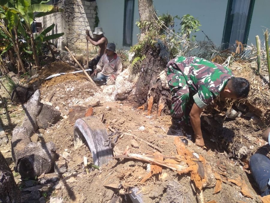 Babinsa Koramil 07/Kampar Serka Jumiono Tunjukkan Kepedulian, Bantu Rehab Rumah Warga di Desa Sungai