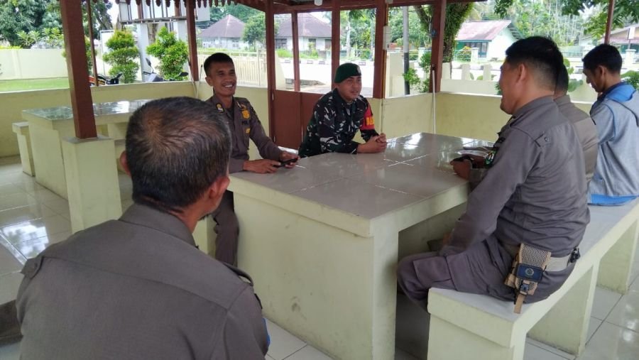 Babinsa Koramil 07/Kampar Serka Yurinaldi Jalin Komsos dengan Perangkat Desa untuk Tingkatkan Sinerg