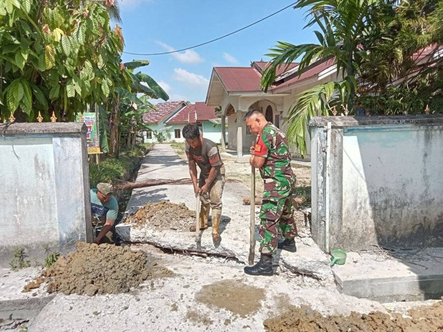 Babinsa Koramil 07/Kampar Sertu Mulawarman Goro Dengan Warga Bangun Gapura