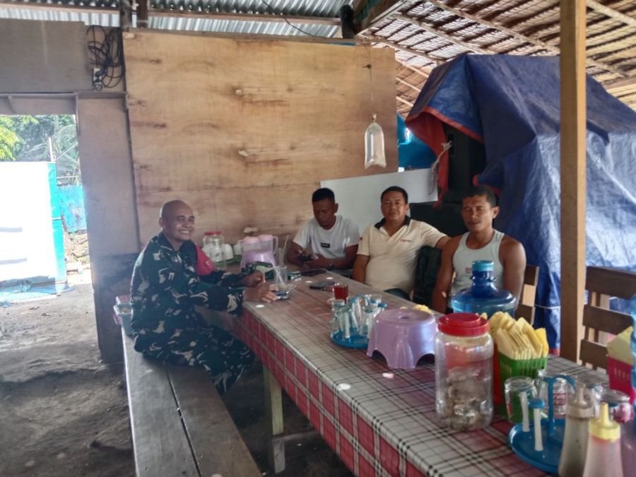 Babinsa Koramil 07/KH Bahas Keamanan Desa Bersama Warga Pengalihan