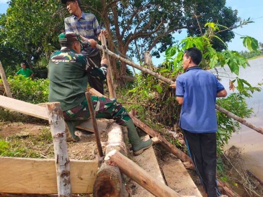 Babinsa Koramil 07/KH Bangun Tepian Sungai Bersama Warga Pulau Rengas