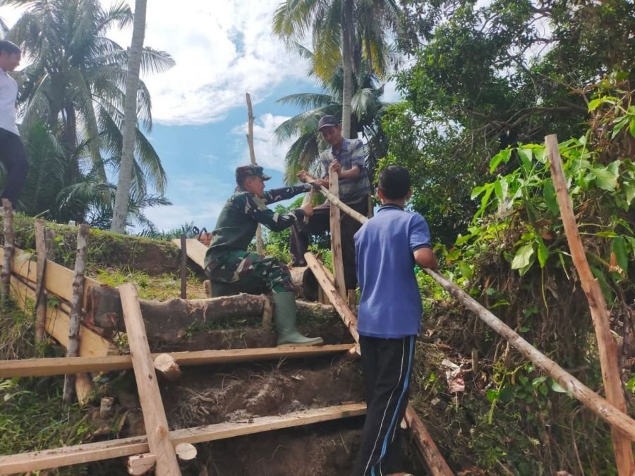 Babinsa Koramil 07/KH Bangun Tepian Sungai Bersama Warga Pulau Rengas