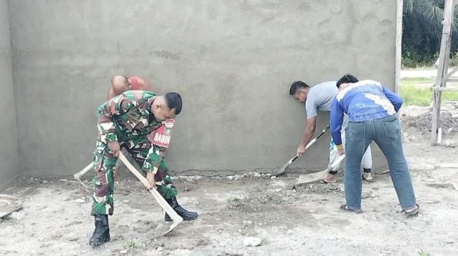Babinsa Koramil 07/KH dan Warga Gotong Royong Lanjutkan Pembangunan Kantor BPD