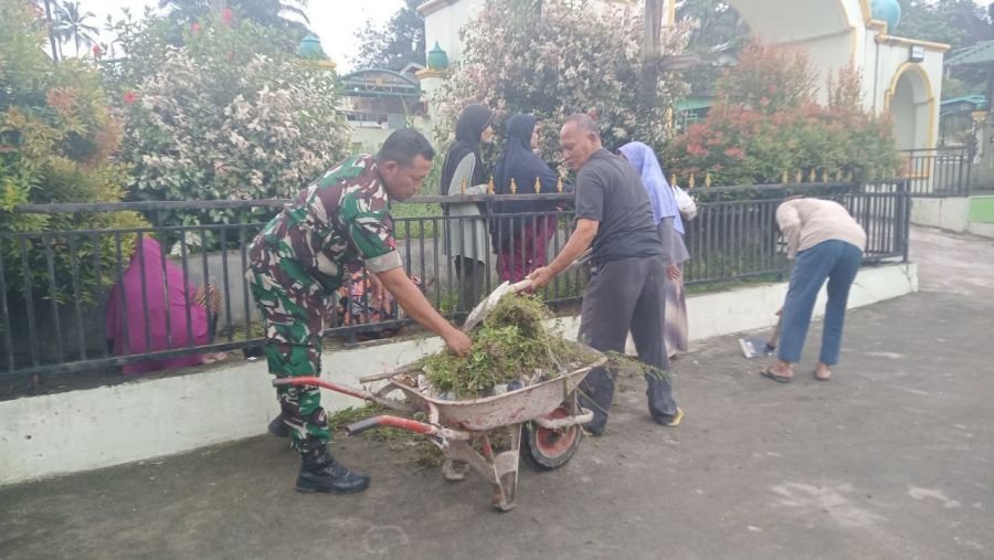 Babinsa Koramil 07/KH dan Warga Pulau Kulur Gotong Royong Bersihkan Lingkungan Desa