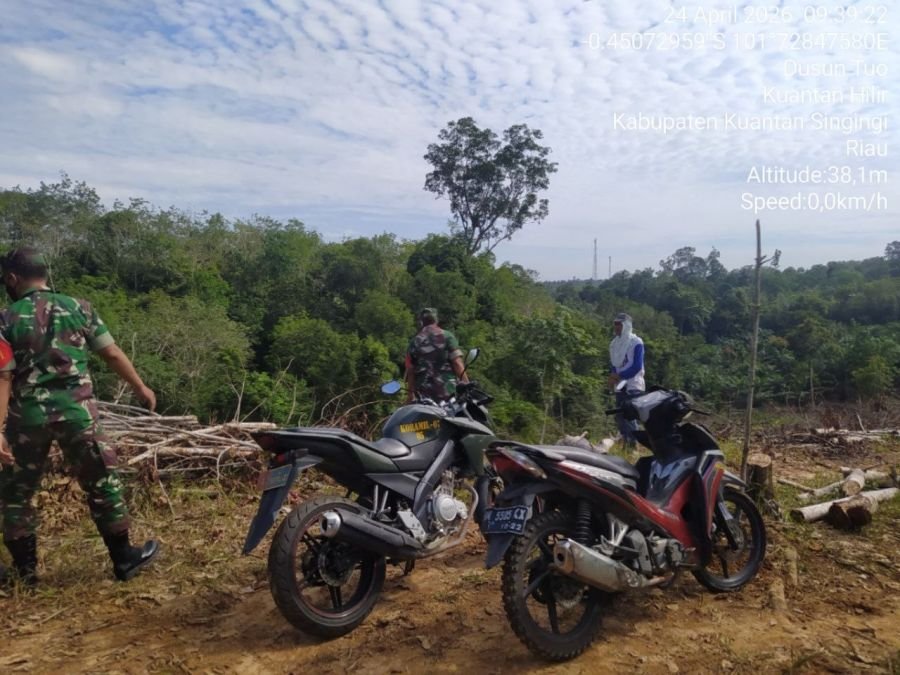 Babinsa Koramil 07/KH Gencarkan Patroli dan Sosialisasi Cegah Karhutla di Kuansing