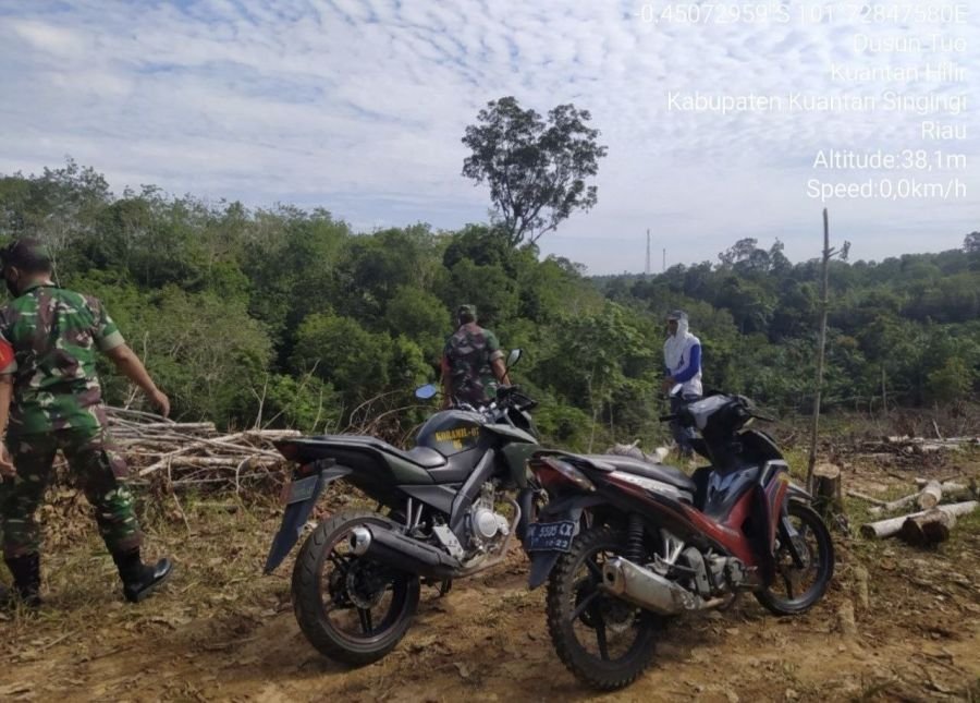 Babinsa Koramil 07/KH Gencarkan Patroli dan Sosialisasi Cegah Karhutla di Kuansing