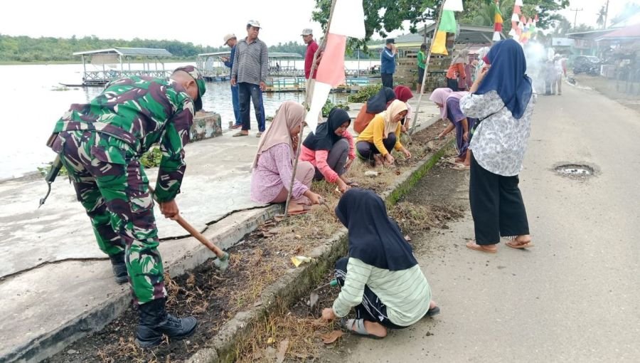 Babinsa Koramil 07/KH Gotong Royong Bersihkan Lingkungan Desa Pembatang