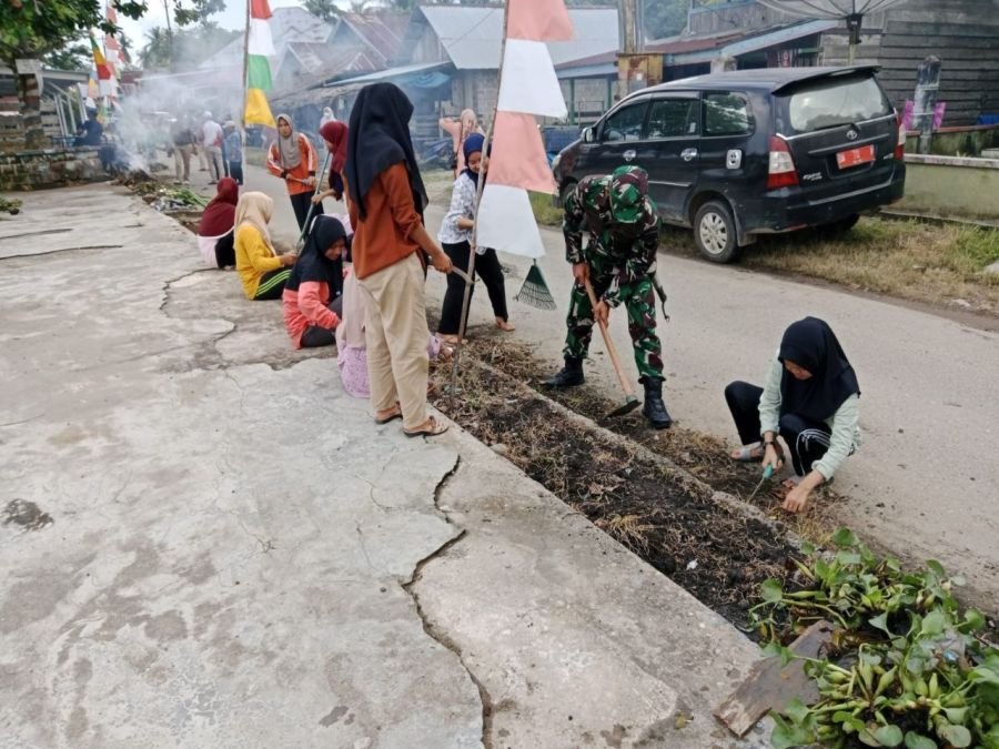 Babinsa Koramil 07/KH Gotong Royong Bersihkan Lingkungan Desa Pembatang