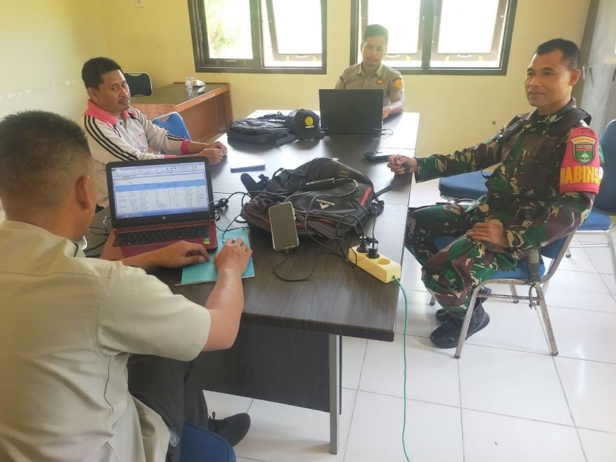 Babinsa Koramil 07/KH, Kades dan Warga Perkuat Sinergi Lewat Komsos di Sukaping