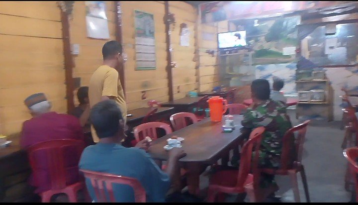 Babinsa Koramil 07/KH Nobar Piala Dunia antara Spanyol VS Belgia Bersama Masyarakat