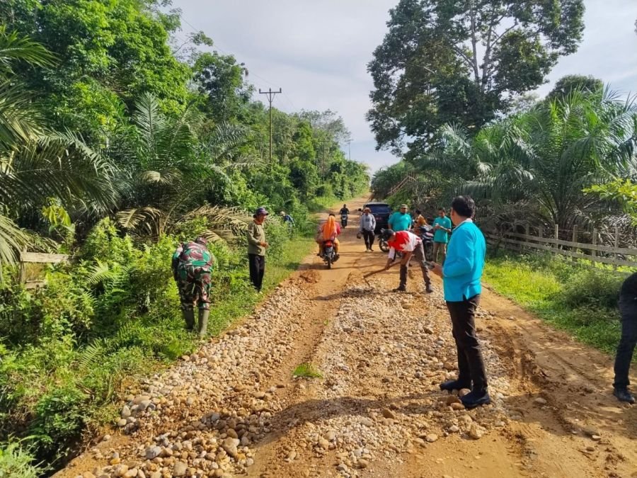 Babinsa Koramil 07/KH Perkuat Kebersamaan Lewat Gotong Royong