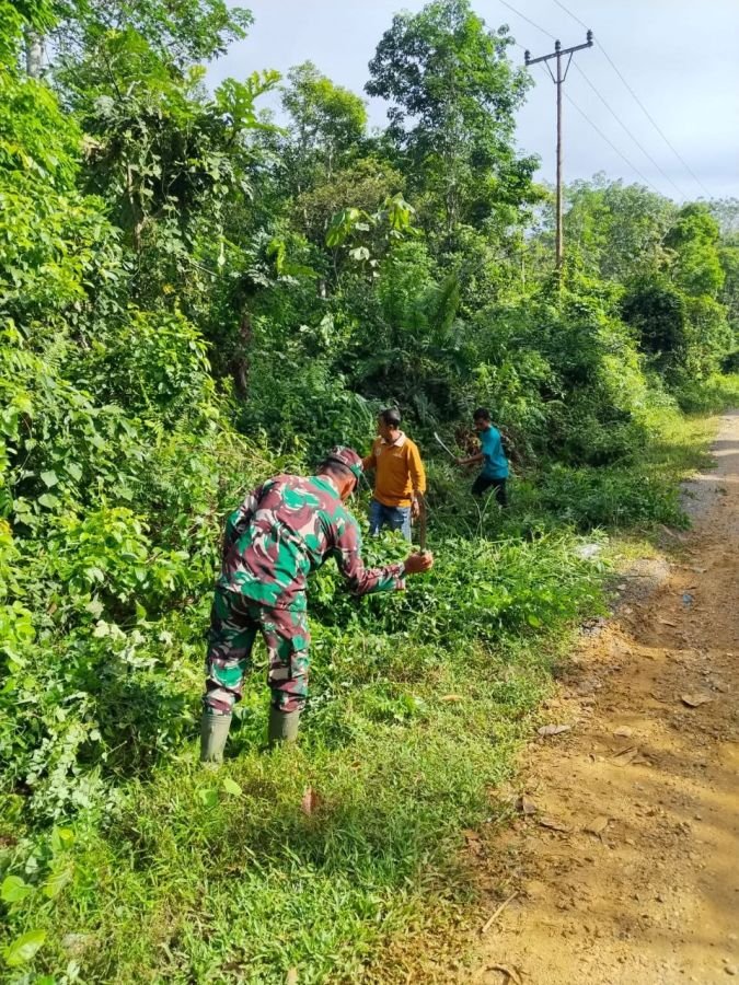 Babinsa Koramil 07/KH Perkuat Kebersamaan Lewat Gotong Royong