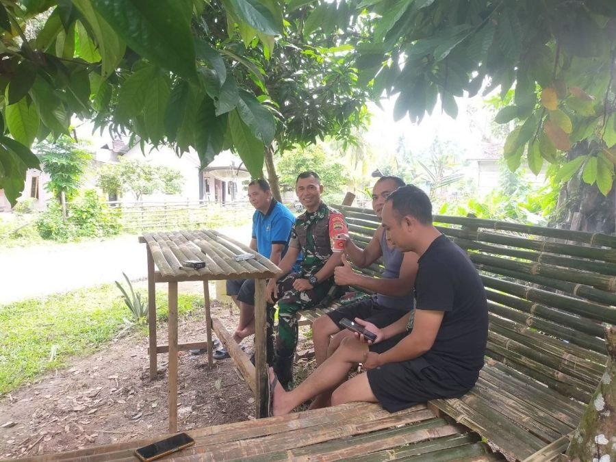 Babinsa Koramil 07/KH Perkuat Kemanunggalan Lewat Komsos di Pauh Angit