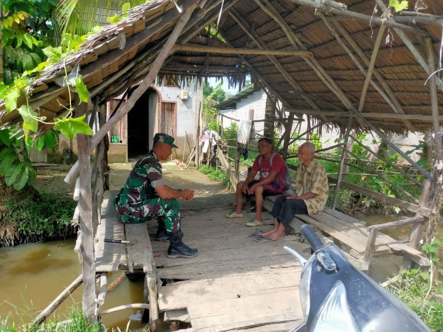 Babinsa Koramil 07/KH Perkuat Komunikasi dengan Warga Desa Padang Kunik