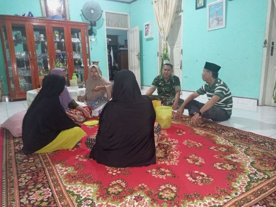 Babinsa Koramil 07/KH Sambangi Rumah Kades Kampung Medan