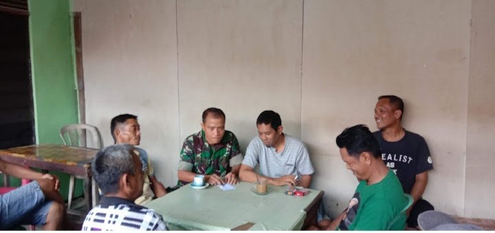 Babinsa Koramil 07/Reteh Aktif Lakukan Komsos Dan Pantau Kondisi SDM Di Kelurahan Benteng