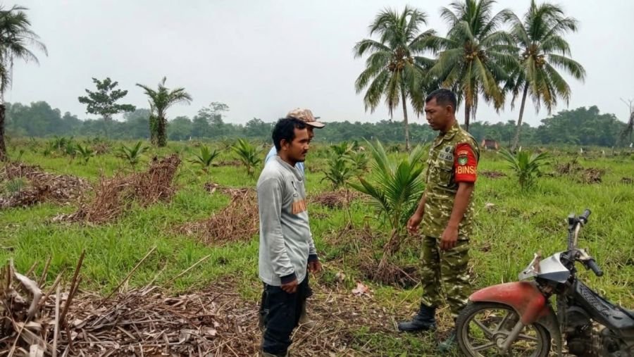 Babinsa Koramil 07/Reteh Aktif Sosialisasi Karhutla dan Patroli Tapal Batas di Desa Pasanggerahan