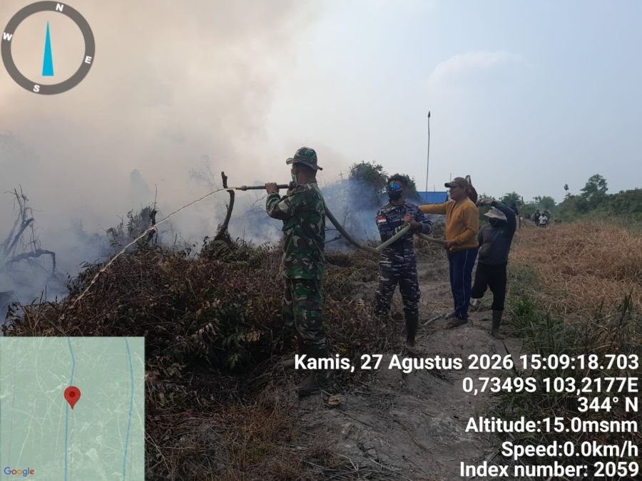 Babinsa Koramil 07/Reteh Bersama Aparat dan Masyarakat Lakukan Pendinginan Cegah Titik Api Meluas