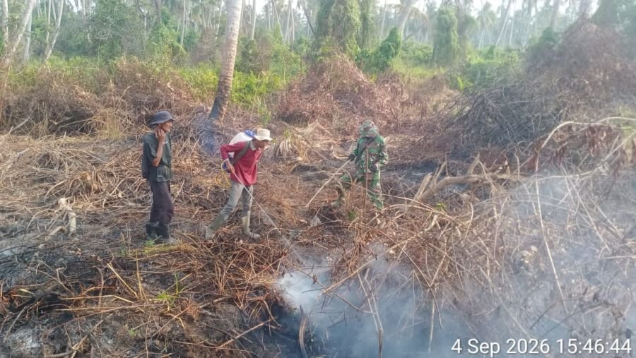 Babinsa Koramil 07/Reteh Bersama MPA dan Warga Padamkan Karhutla di Sungai Terusan