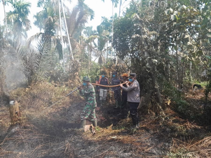 Babinsa Koramil 07/Reteh Bersama Unsur Terkait Padamkan Karhutla di Lahan Gambut Pulau Kijang