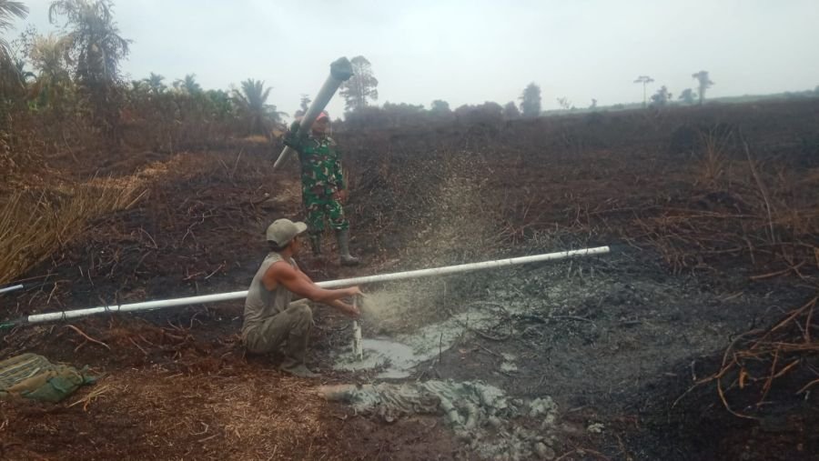 Babinsa Koramil 07/Reteh Dampingi Pembuatan Sumur Bor Guna Wujudkan Desa Bebas Karhutla