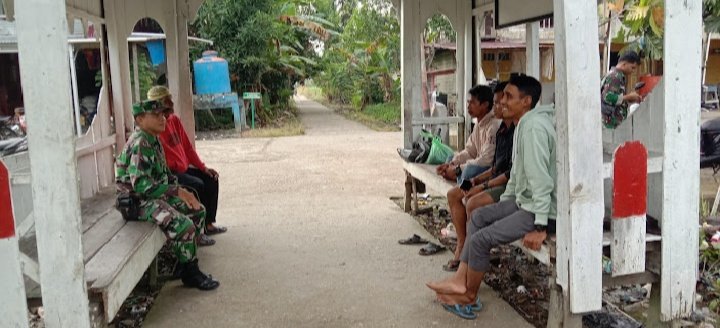 Babinsa Koramil 07/Reteh Gelar Komsos, Pengawasan SDM Sambil Edukasi Karhutla di Kelurahan Benteng