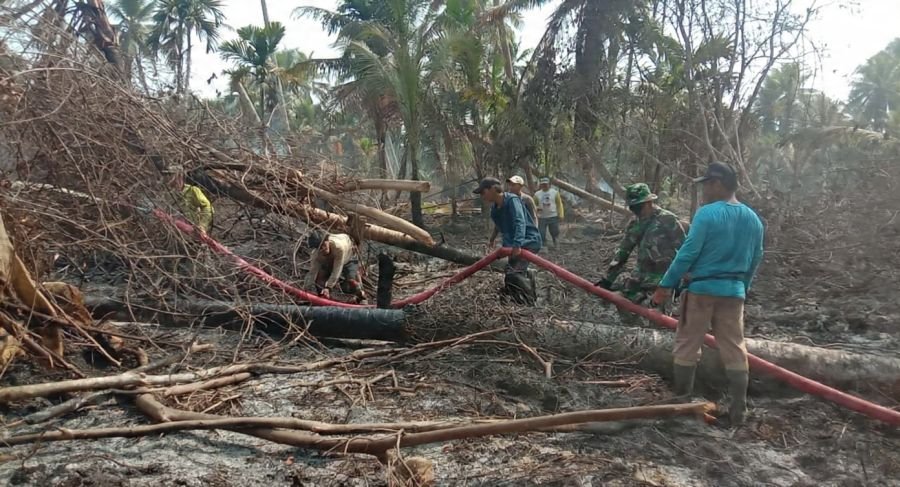Babinsa Koramil 07/Reteh Gencar Lakukan Pendinginan Setelah Titik Api Padam 100%
