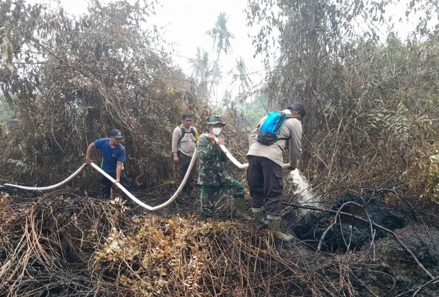 Babinsa Koramil 07/Reteh Gerak Cepat Padamkan Karhutla di Benteng Barat, Titik Api Padam Total