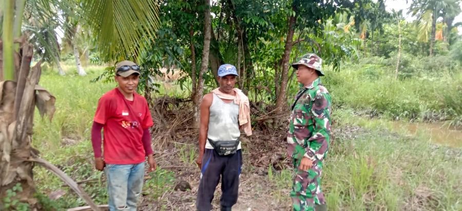 Babinsa Koramil 07/Reteh Kompak Bareng Warga Benteng Cegah Karhutla