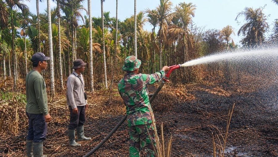 Babinsa Koramil 07/Reteh Laksanakan Pemeliharaan dan Pengecekan Sumur Bor Karhutla di Pulau Kecil