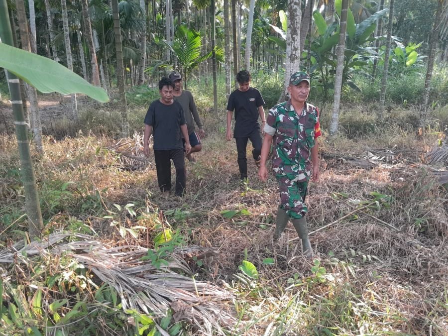 Babinsa Koramil 07/Reteh Patroli Tapal Batas dan Sosialisasi Karhutla di Desa Sungai Undan