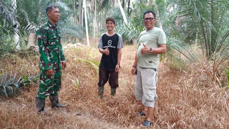 Babinsa Koramil 07/Reteh Patroli Tapal Batas dan Sosialisasi Karhutla di Desa Pasanggerahan