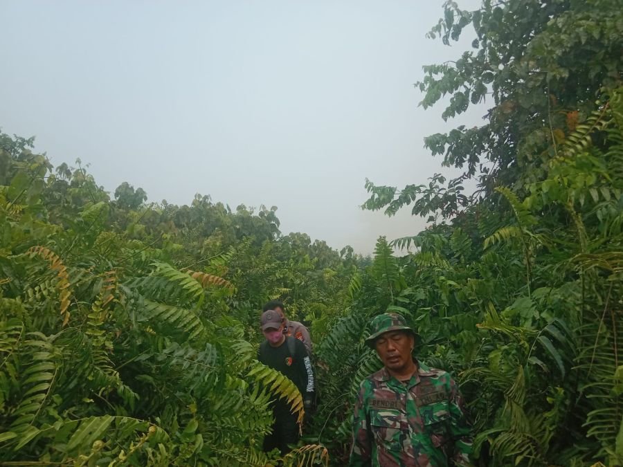 Babinsa Koramil 07/Reteh Patroli Tapal Batas dan Sosialisasi Karhutla di Kelurahan Pulau Kijang