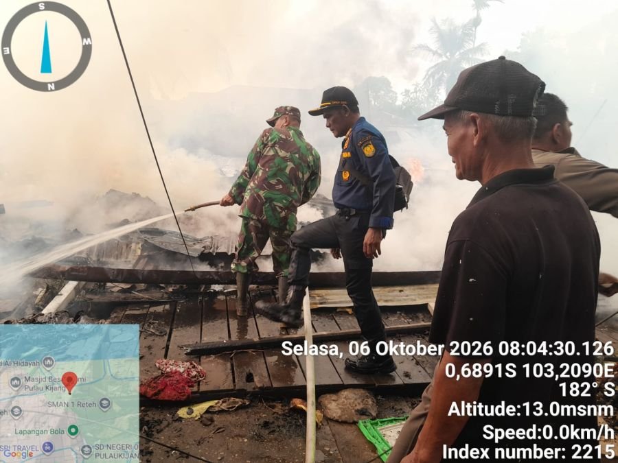 Babinsa Koramil 07/Reteh, Peltu Nofiandi Sigap Bantu Padamkan Kebakaran 8 Rumah di Pulau Kijang