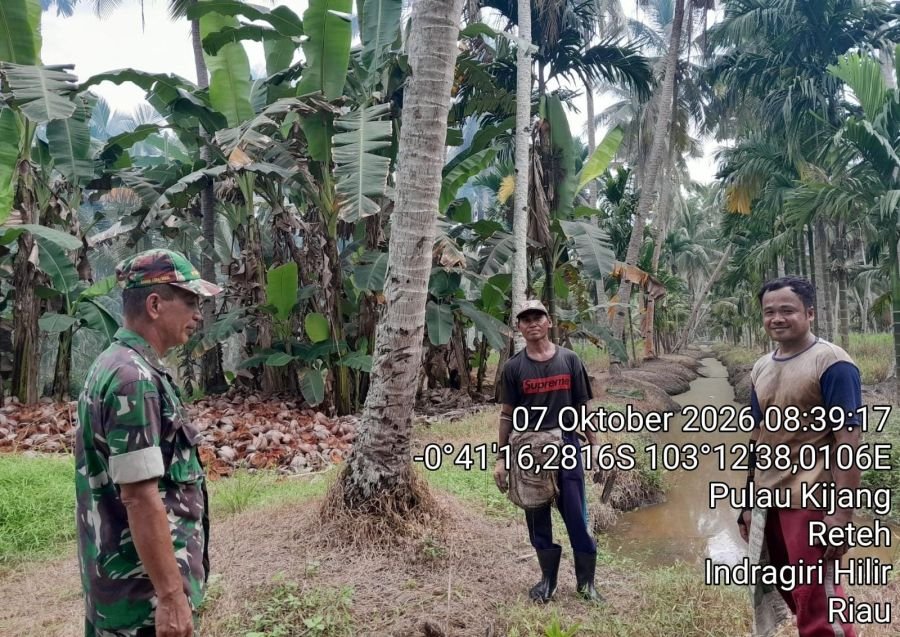 Babinsa Koramil 07/Reteh: Peltu Nofiandi Pantau Tapal Batas, Ajak Warga Cegah Karhutla