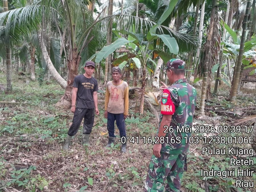 Babinsa Koramil 07/Reteh, Peltu Nofiandi dan Warga Sisir Tapal Batas Untuk Cegah Karhutla